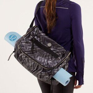 Lululemon Yoga Moto Messenger Bag Blazer Print (Black & Grey Chevron) - EUC!